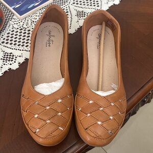 Clarks Women’s Tan Woven Leather Slip-On Flats